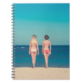 TWEE VROUWEN DIE BIKINI IN STAAT STELLEN OP SHORE NOTITIEBOEK (Voorkant)