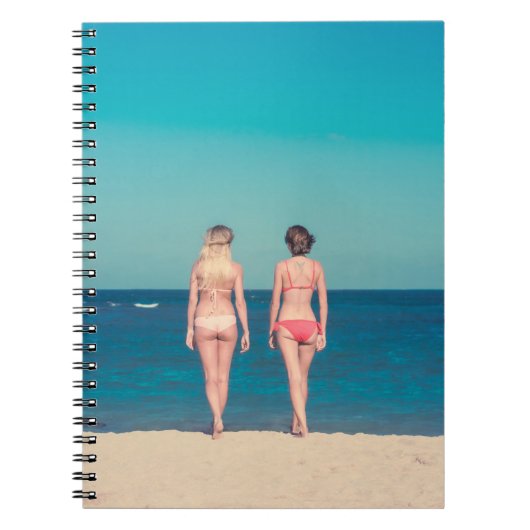 TWEE VROUWEN DIE BIKINI IN STAAT STELLEN OP SHORE NOTITIEBOEK (Voorkant)