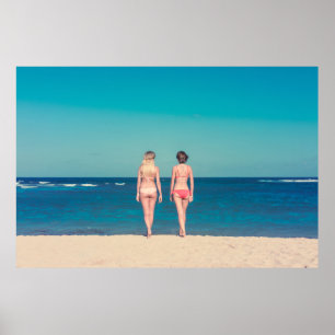 TWEE VROUWEN DIE BIKINI IN STAAT STELLEN OP SHORE POSTER