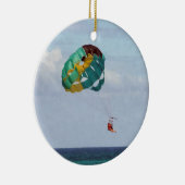 Twee vrouwen die in de Bahama's parasailen Keramisch Ornament (Rechts)