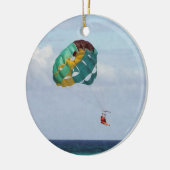 Twee vrouwen die in de Bahama's parasailen Keramisch Ornament (Links)