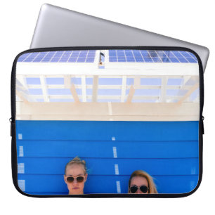 Twee vrouwen die zelffoto's maken laptop sleeve