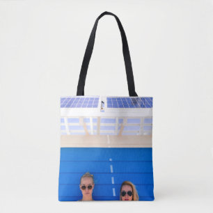 Twee vrouwen die zelffoto's maken tote bag