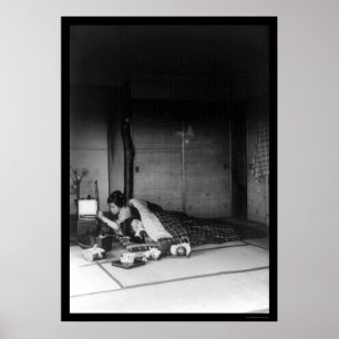 Twee vrouwen in een Japanse slaapkamer in 1909 Poster