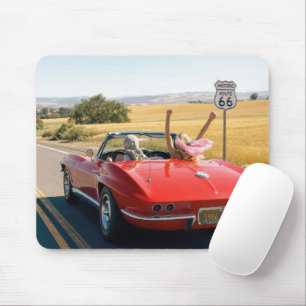 Twee vrouwen in een rode Corvette uit 1966 op Rout Muismat