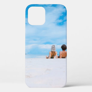 Twee vrouwen liggen op het witte zand onder het st Case-Mate iPhone case