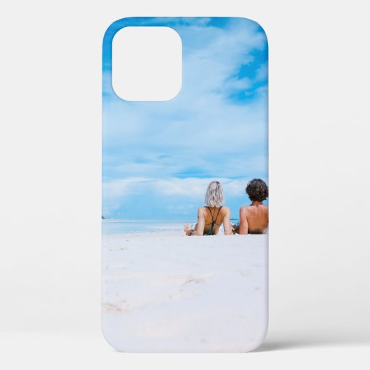 Twee vrouwen liggen op het witte zand onder het st Case-Mate iPhone case (Achterkant)