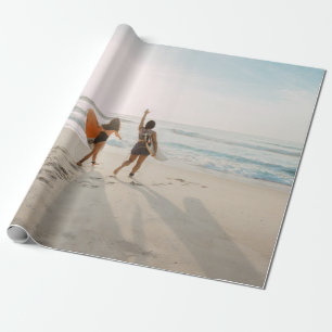 Twee vrouwen lopen naar de oceaan met surfen cadeaupapier