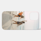 Twee vrouwen lopen naar de oceaan met surfen Case-Mate iPhone case (Achterkant (horizontaal))