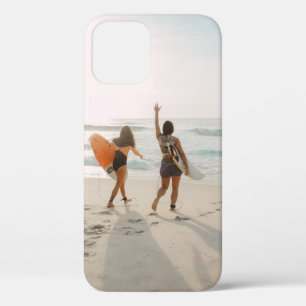 Twee vrouwen lopen naar de oceaan met surfen Case-Mate iPhone case