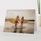 twee vrouwen met wenskaart op het surfbord kaart (Voorkant)