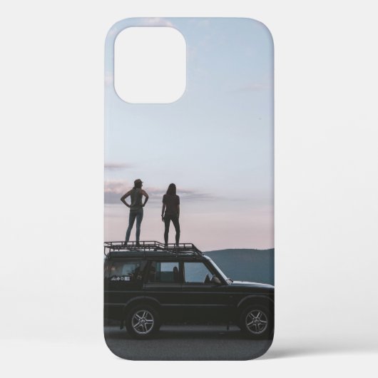 Twee vrouwen staan op het dak van de auto Case-Mate iPhone case (Achterkant)