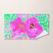 Twee warme roze plum Crazy Hibiscus op Lime Green Handdoek (Handdoek)