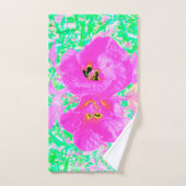 Twee warme roze plum Crazy Hibiscus op Lime Green Handdoek (Handdoek)