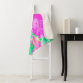 Twee warme roze plum Crazy Hibiscus op Lime Green Sherpa Deken (In situ)