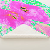 Twee warme roze plum Crazy Hibiscus op Lime Green Sherpa Deken (3/4)