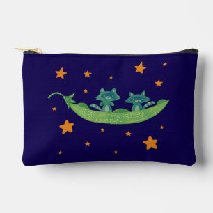Twee wasberen in een erwtenpeul   Whimsical Folk A Etui