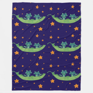 Twee wasberen in een erwtenpeul   Whimsical Folk A Fleece Deken