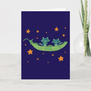 Twee wasberen in een erwtenpeul Whimsical Folk A Kaart