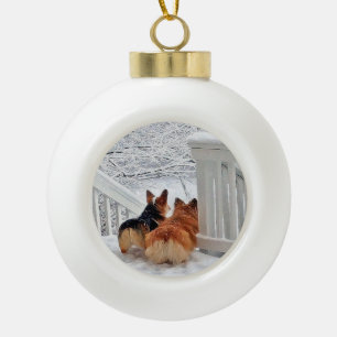 Twee Welsh Corgis in de sneeuwversier Keramische Bal Ornament