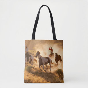 Twee westerne cowboys die paardrijden met een wild tote bag