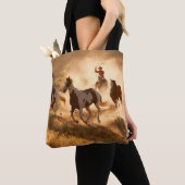 Twee westerne cowboys die paardrijden met een wild tote bag (Dichtbij)
