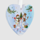 Twee Whimsical Snowmen op een sneeuwige kerstdag Ornament (voorkant)