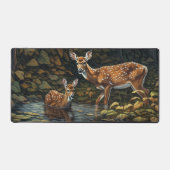 Twee whitetail herten afkoelen in de beek bureaumat (Voorkant)