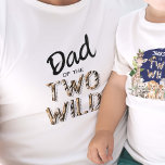 Twee Wild, Oerwoud Safari 2e verjaardags papa's T-shirt<br><div class="desc">Vier de tweede verjaardag van je kleintje in stijl met PixeliaDesigns' "Two Wild Safari Theme Birthday Wrapping Paper", perfect voor ouders die houden van een vleugje avontuur. Dit unieke T-shirt van de ouders, met de speelse slogan "Mom of the Two Wild", vult de festiviteiten met safari-thema's prachtig aan. Het T-shirt...</div>