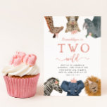 Twee Wild Safari Animals Girl's 2e verjaardag Kaart<br><div class="desc">De safari's van het stomme en leuke kind thema 2e verjaardagsfeest met illustratie van safari's van giraf,  sneeuwluipaard,  rhino,  leeuw,  olifant en zebra met roze bloemen,  kroonkronen en feestelijke petten. De tekst zegt: "XX is TWEE wild." Ideaal voor het verjaardagsfeest van een meisje.</div>