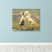 Twee wilde hengsten vechten canvas afdruk (Insitu (Houten vloer))