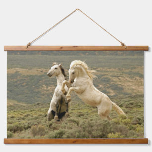 Twee wilde hengsten vechten hangend wandkleed