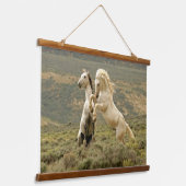 Twee wilde hengsten vechten hangend wandkleed (Gebogen)