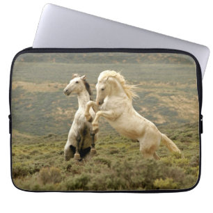 Twee wilde hengsten vechten laptop sleeve