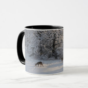Twee wilde herten in een besneeuwde weide in Texas Mok
