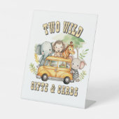 Twee Wilde Jongens Verjaardag Safari Dieren Reclamebord Met Voetstuk (Voorkant)