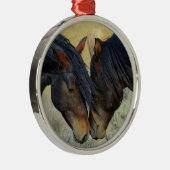 Twee wilde Mahogany Bay-paarden die neuzen raken Metalen Ornament (Rechts)
