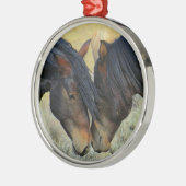 Twee wilde Mahogany Bay-paarden die neuzen raken Metalen Ornament (Links)