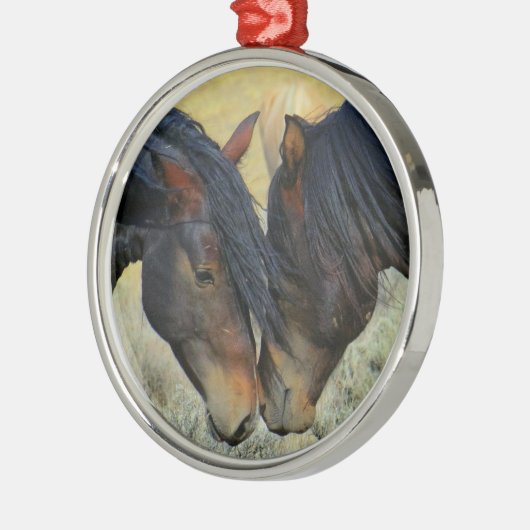 Twee wilde Mahogany Bay-paarden die neuzen raken Metalen Ornament (Links)