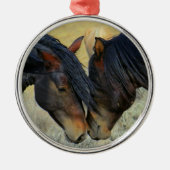 Twee wilde Mahogany Bay-paarden die neuzen raken Metalen Ornament (Voorkant)