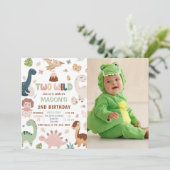 Twee wilde Schattigee Dinosaurus 2e Verjaardag Fot Kaart (Staand voorkant)