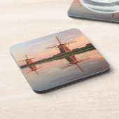 Twee windmolens met reflectie bij zonsondergang bier onderzetter (Linkerzijde)