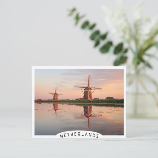 Twee windmolens met reflectie bij zonsondergang briefkaart (Staand voorkant)
