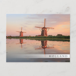 Twee windmolens met reflectie bij zonsondergang briefkaart