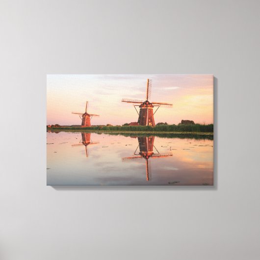Twee windmolens met reflectie bij zonsondergang canvas afdruk (Voorkant)