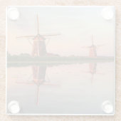 Twee windmolens met reflectie bij zonsondergang glazen onderzetter (Achterkant)