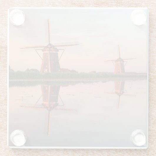 Twee windmolens met reflectie bij zonsondergang glazen onderzetter (Achterkant)