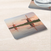 Twee windmolens met reflectie bij zonsondergang kartonnen onderzetters (Schuin)