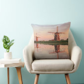 Twee windmolens met reflectie bij zonsondergang kussen (Stoel)