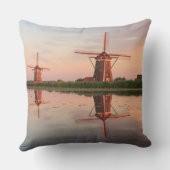 Twee windmolens met reflectie bij zonsondergang kussen (Achterkant)